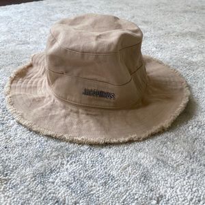 🦋 Jacquemus Le bob Artichaut Bucket Hat